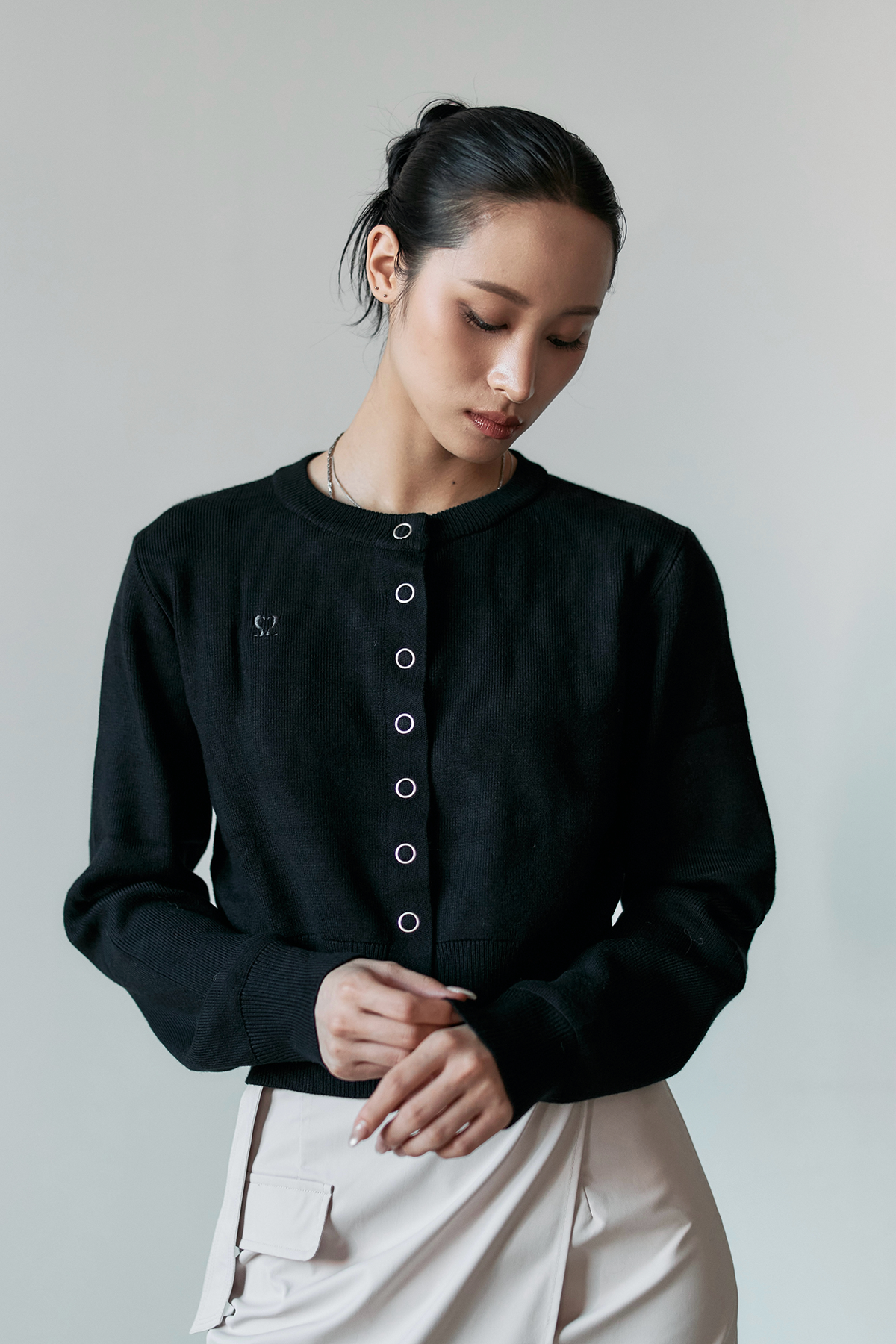 셉템버투웨니(SEPTEMBER TWENTIETH) 심볼 라운드 가디건 (Black)