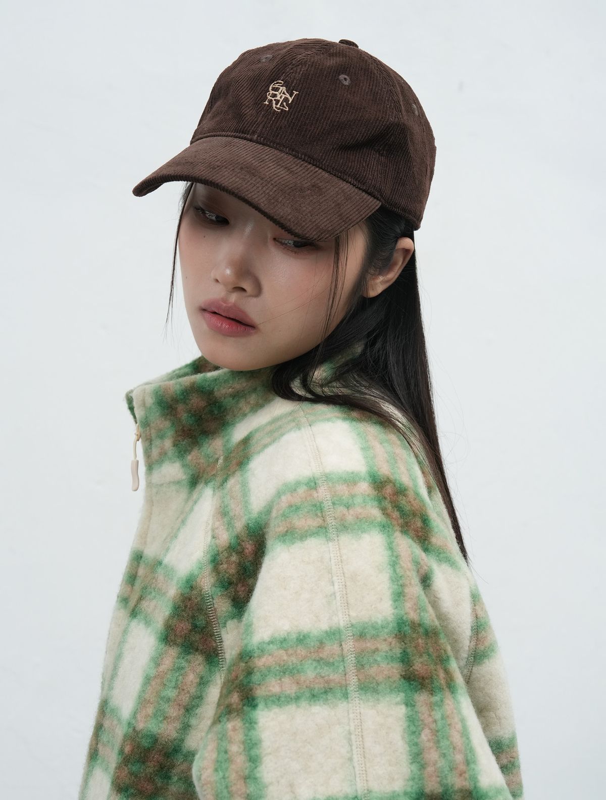 제너럴아이디어(GENERALIDEA) UNISEX 코듀로이 GNRL 로고 볼캡 [BROWN] / SBE3U91005