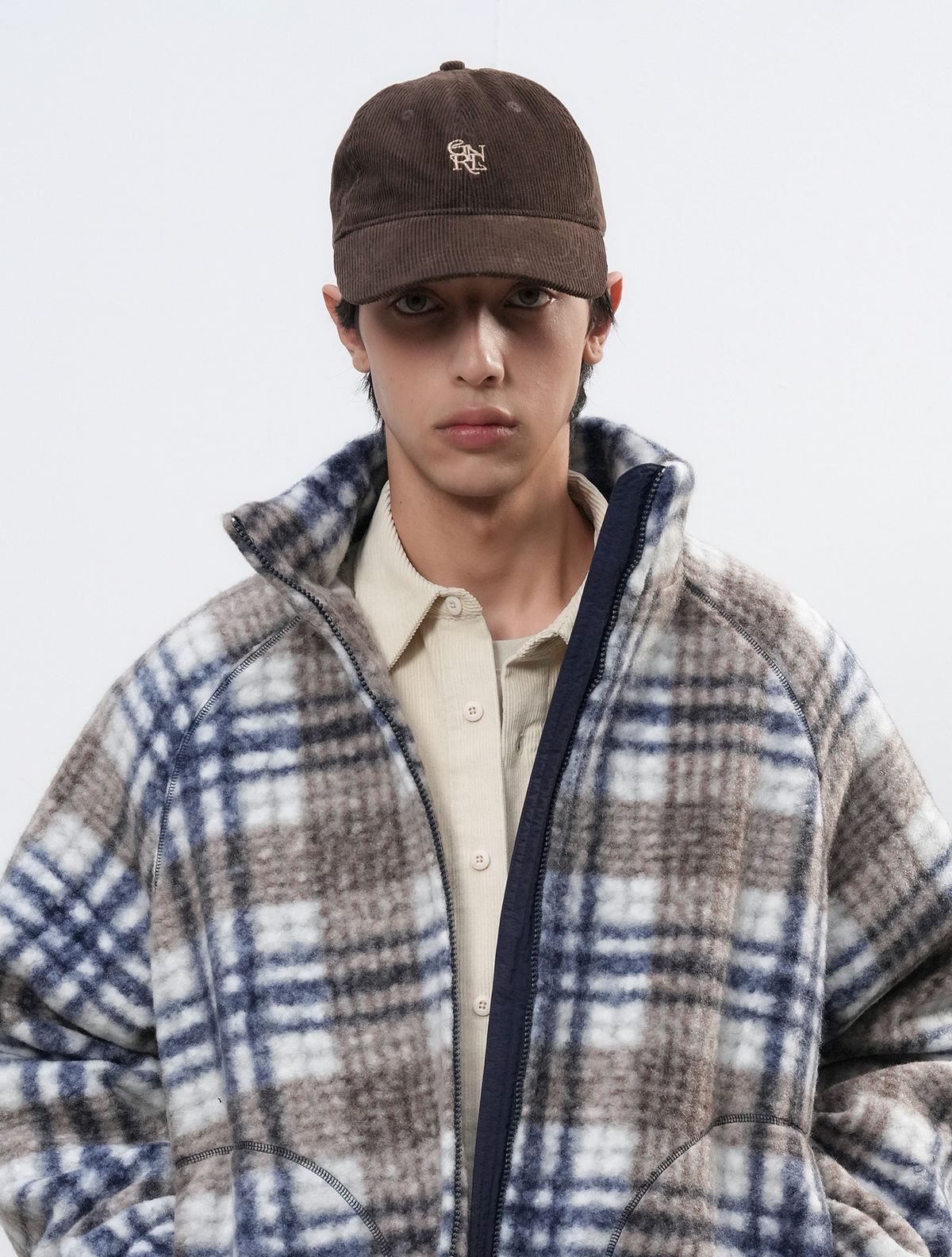 제너럴아이디어(GENERALIDEA) UNISEX 코듀로이 GNRL 로고 볼캡 [BROWN] / SBE3U91005