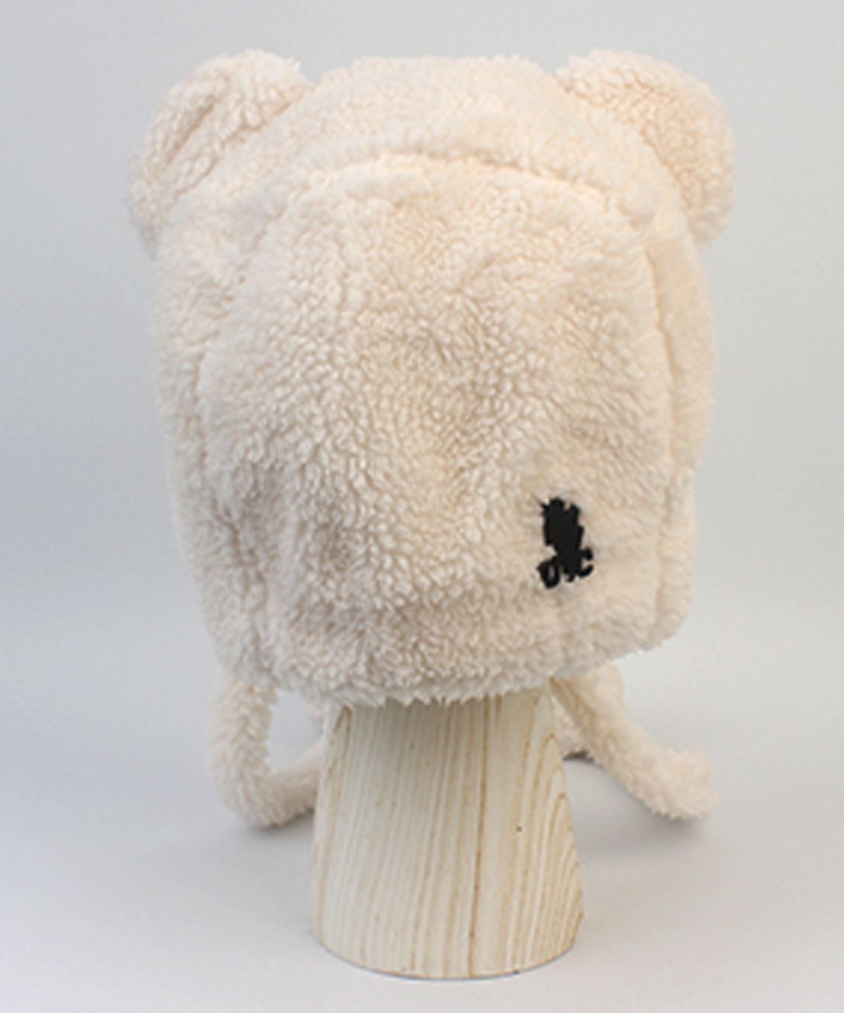 유니버셜 케미스트리(UNIVERSAL CHEMISTRY) Bear Bold Fleece Ivory Bonnet Hat 곰돌이모자