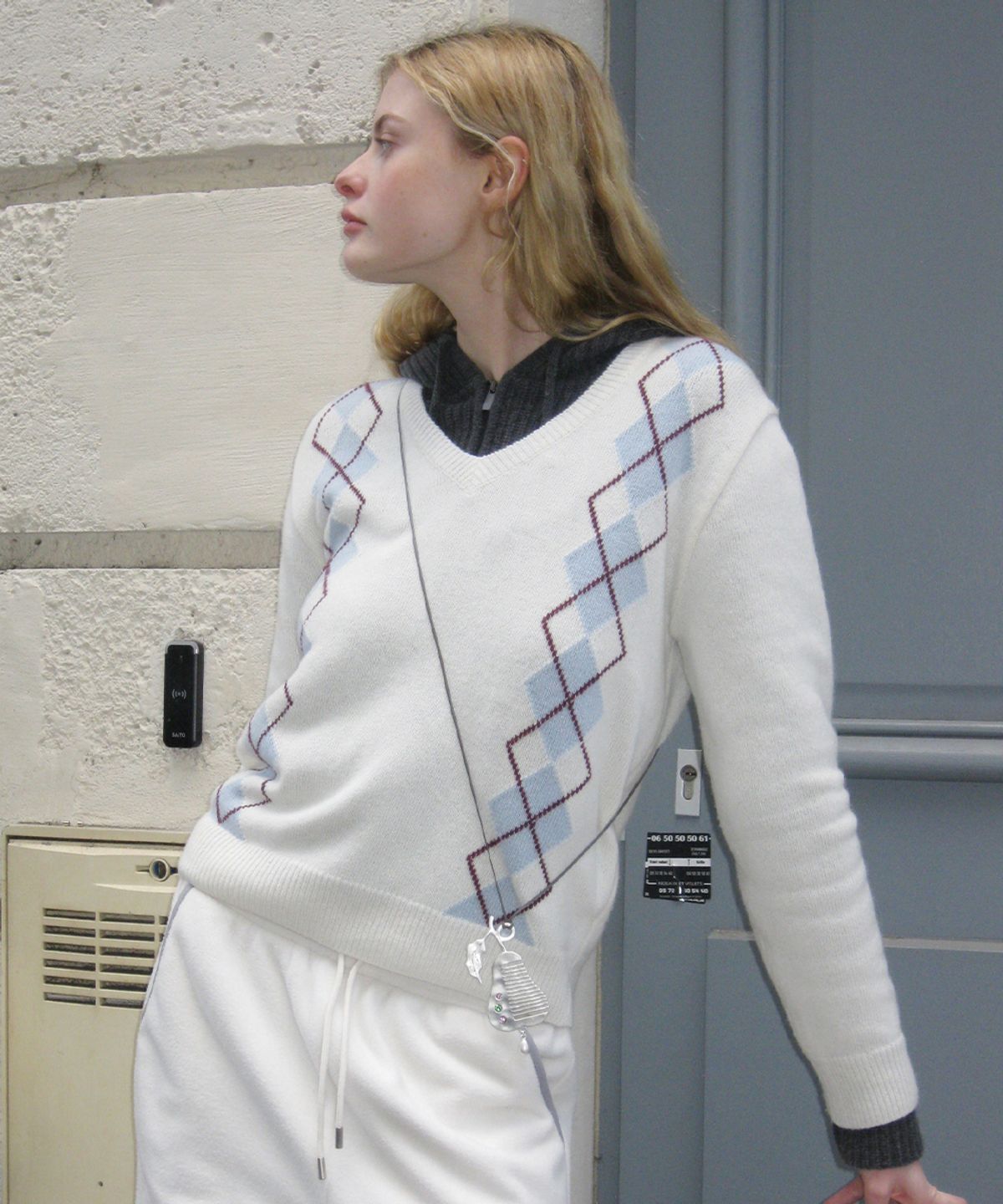 시눈(SINOON) [베이비돈크라이 쿠미 착용] SN Twin Argyle V-neck Knit (Ivory)