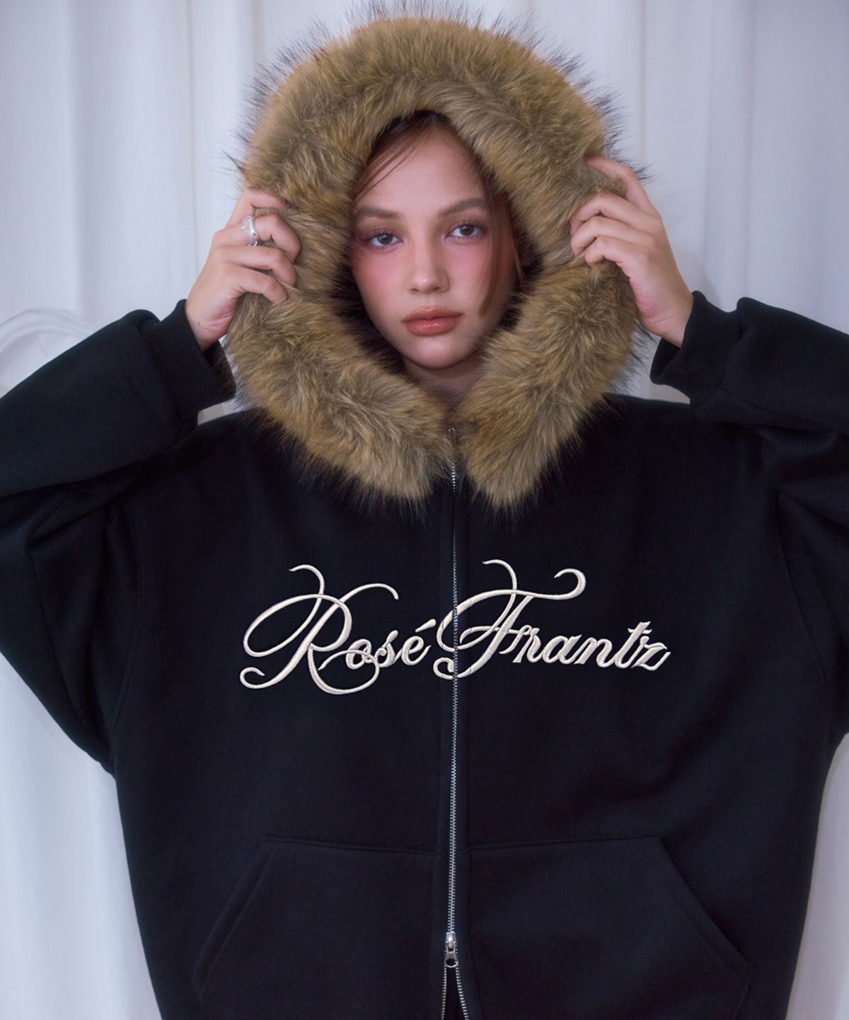 로제프란츠(ROSEFRANTZ) Fur Overfit Lettering Hood Zip-up [Black]
