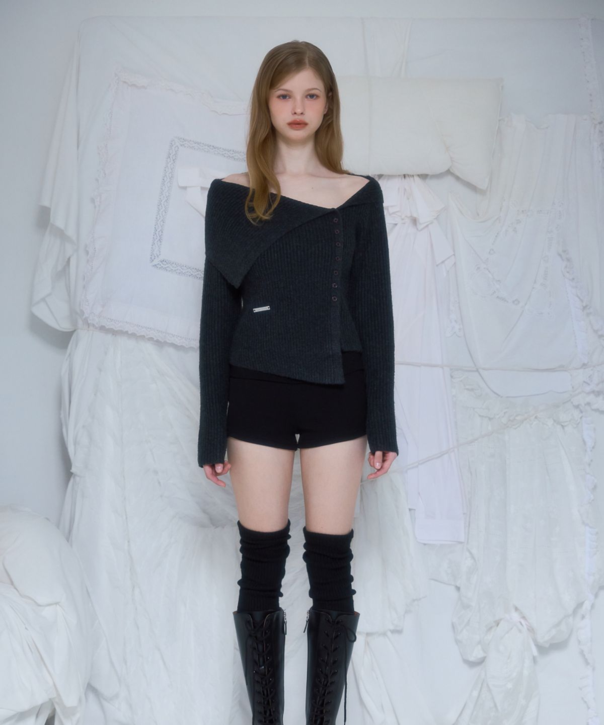 로제프란츠(ROSEFRANTZ) Unbalance Collar Button Knit [Charcoal]