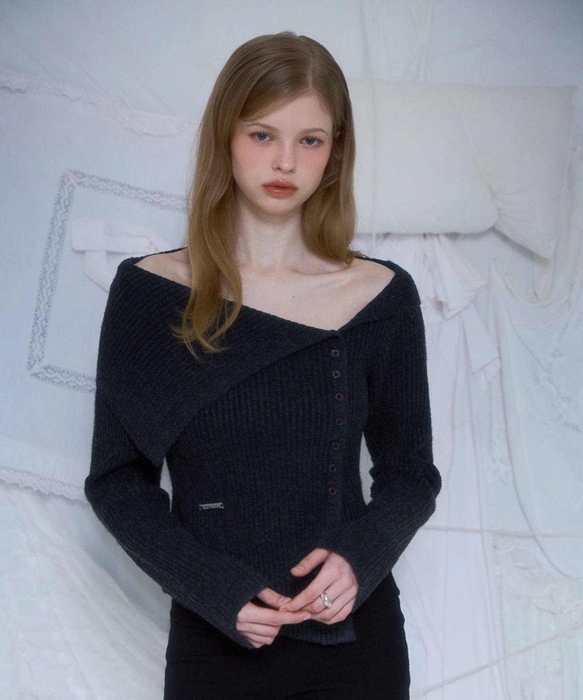 로제프란츠(ROSEFRANTZ) Unbalance Collar Button Knit [Charcoal]