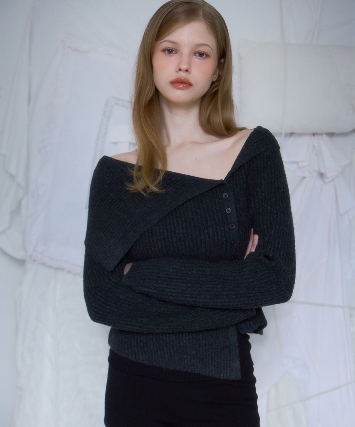 로제프란츠(ROSEFRANTZ) Unbalance Collar Button Knit [Charcoal]