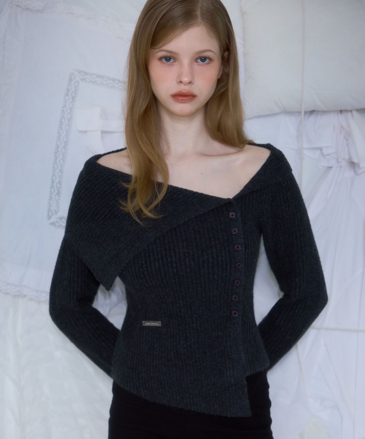 로제프란츠(ROSEFRANTZ) Unbalance Collar Button Knit [Charcoal]
