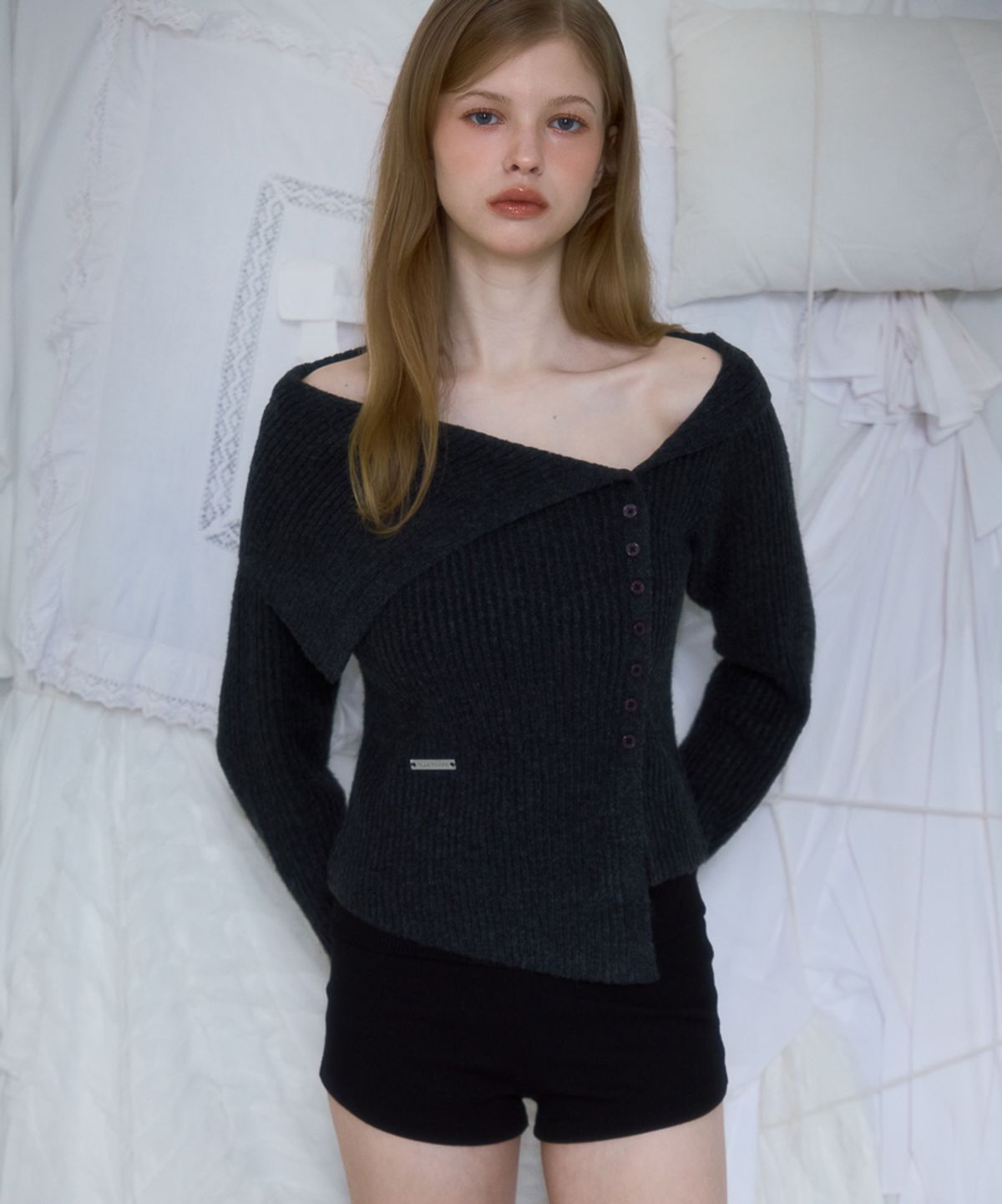 로제프란츠(ROSEFRANTZ) Unbalance Collar Button Knit [Charcoal]