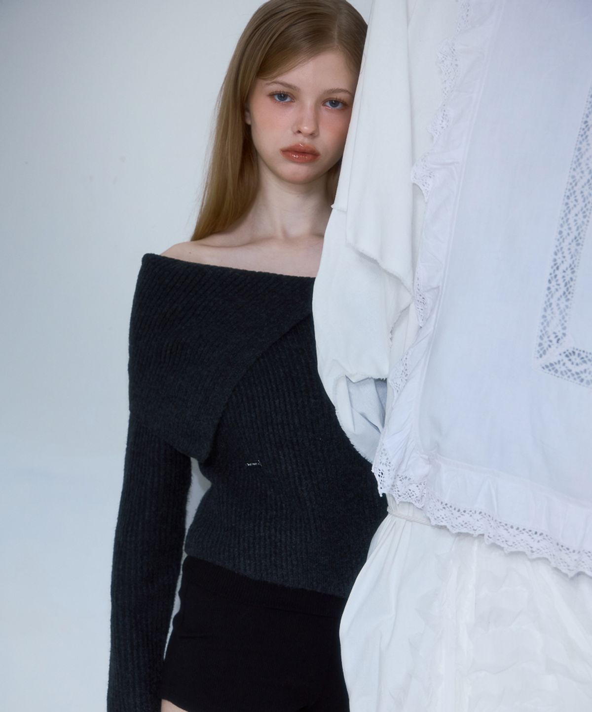 로제프란츠(ROSEFRANTZ) Unbalance Collar Button Knit [Charcoal]