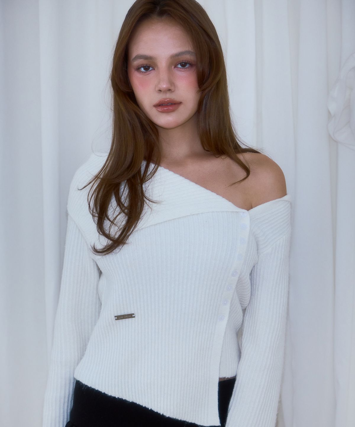 로제프란츠(ROSEFRANTZ) Unbalance Collar Button Knit [Ivory]
