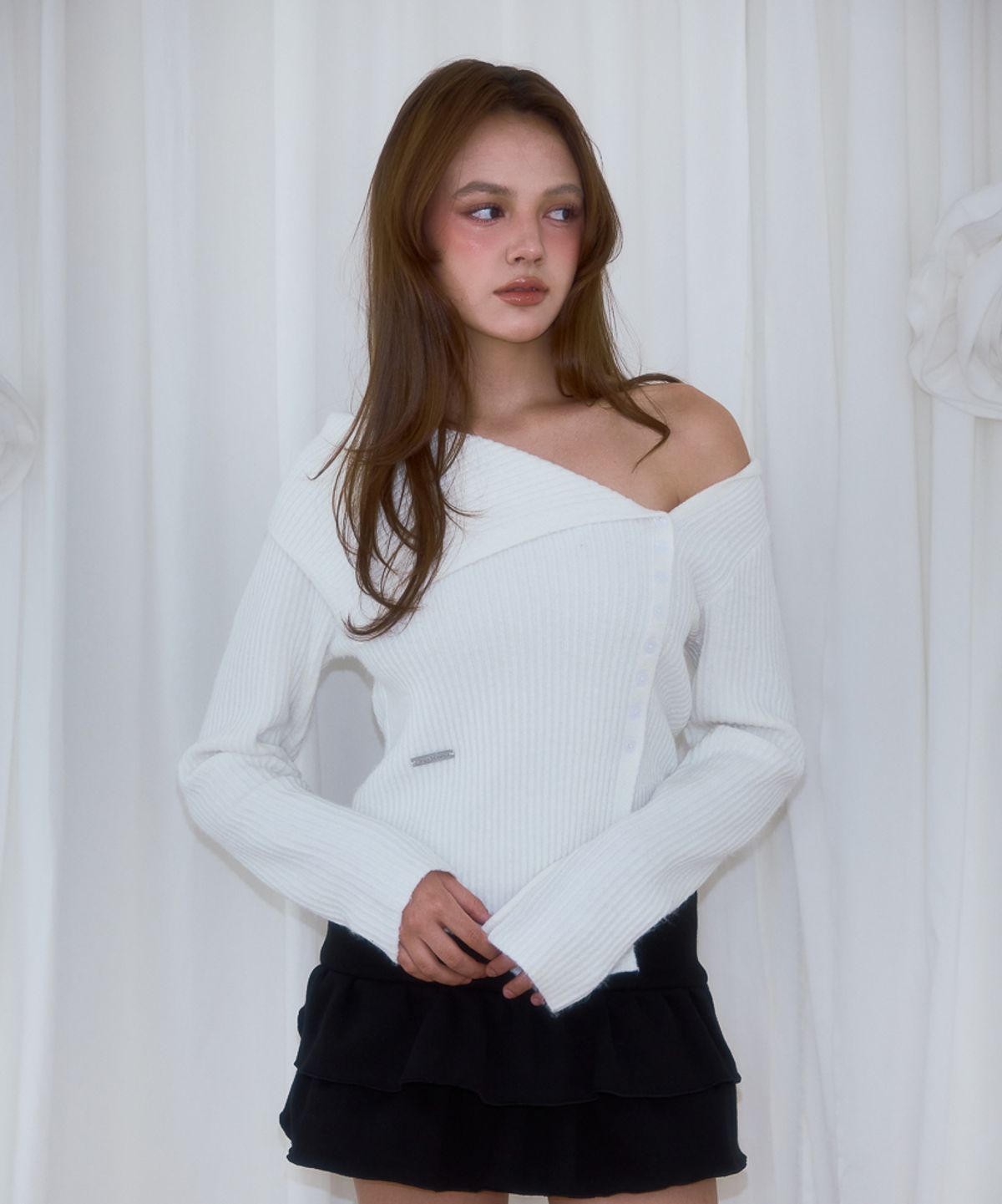 로제프란츠(ROSEFRANTZ) Unbalance Collar Button Knit [Ivory]