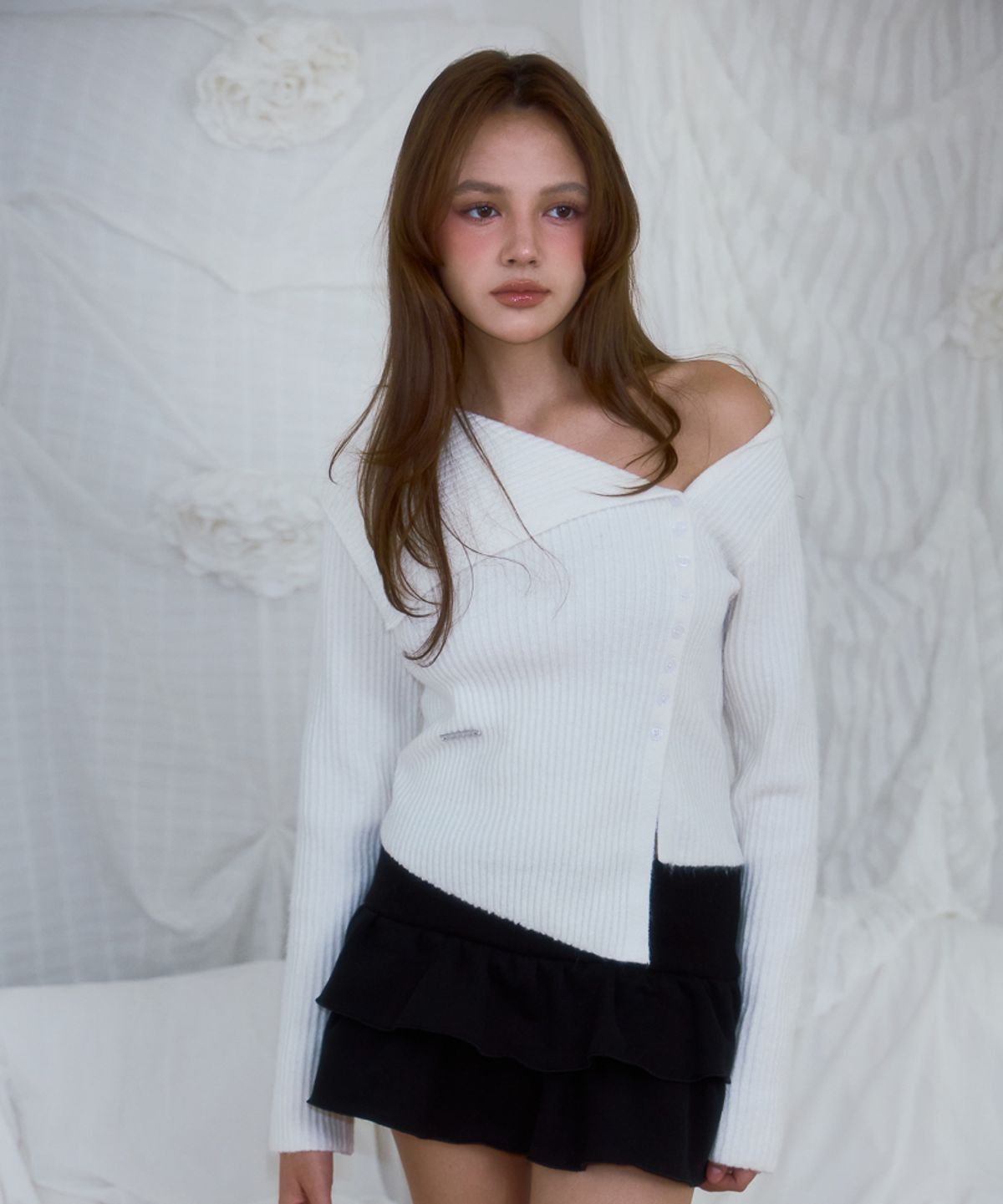 로제프란츠(ROSEFRANTZ) Unbalance Collar Button Knit [Ivory]