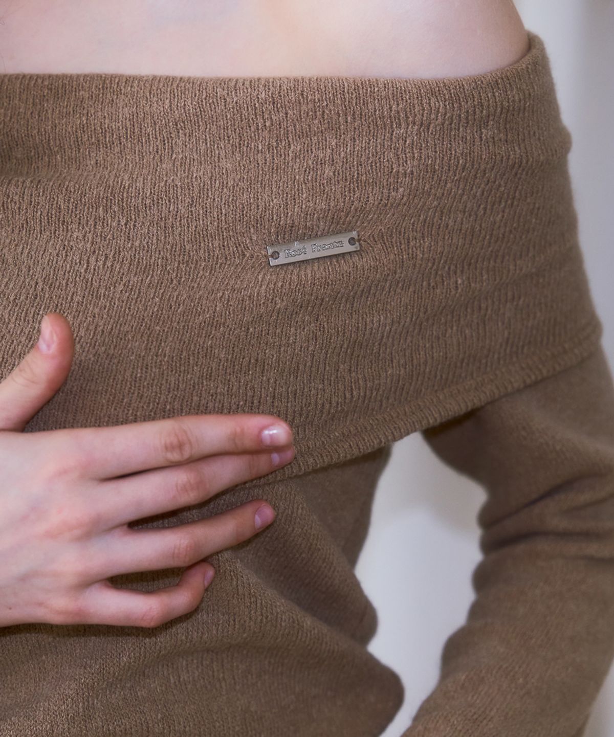 로제프란츠(ROSEFRANTZ) Wool Off Shoulder Knit [Beige]