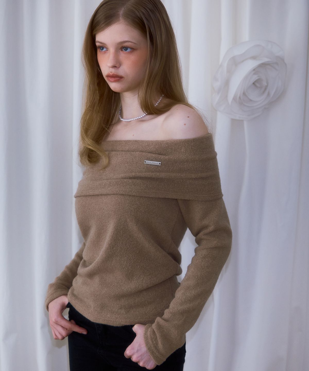로제프란츠(ROSEFRANTZ) Wool Off Shoulder Knit [Beige]