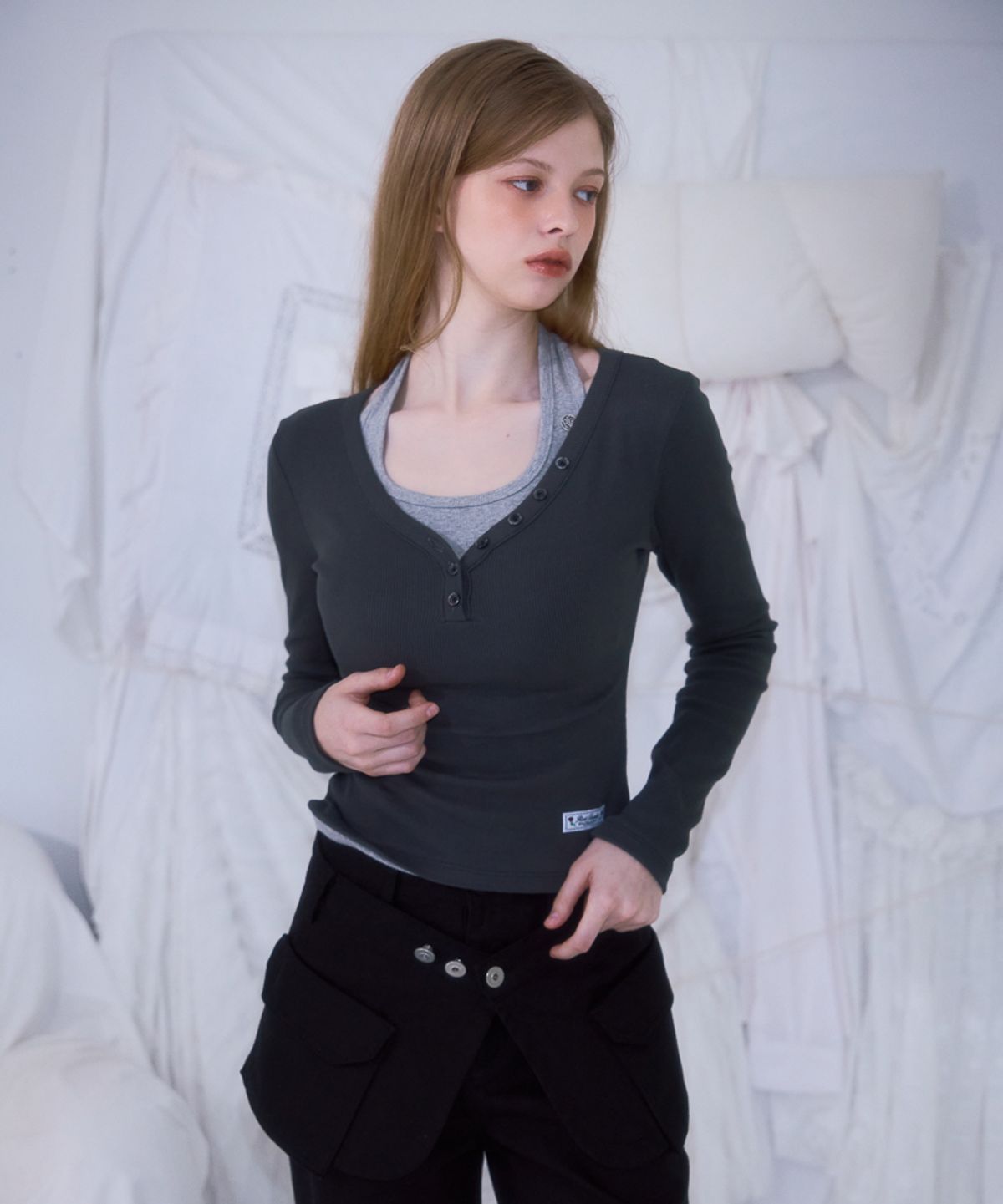 로제프란츠(ROSEFRANTZ) V-neck Button Long Sleeve [Charcoal]
