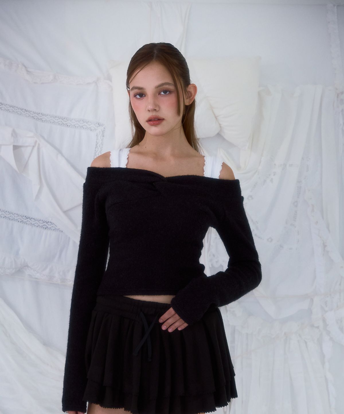 로제프란츠(ROSEFRANTZ) Twist Off Shoulder Long Sleeve [Black]