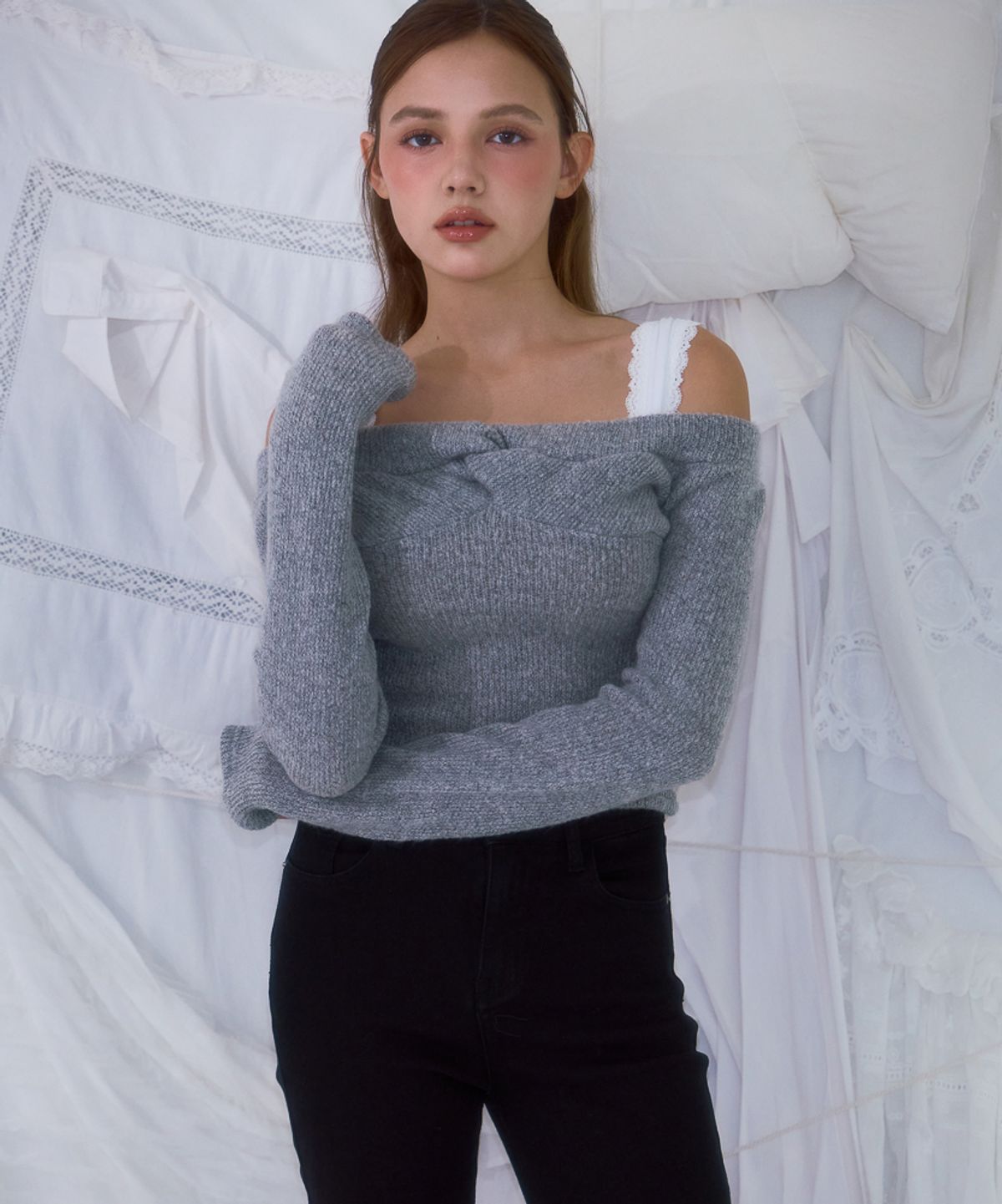 로제프란츠(ROSEFRANTZ) Twist Off Shoulder Long Sleeve [Gray]