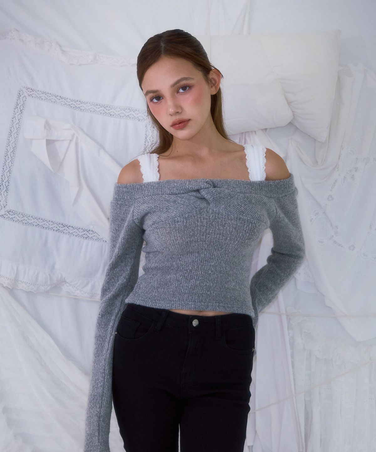 로제프란츠(ROSEFRANTZ) Twist Off Shoulder Long Sleeve [Gray]