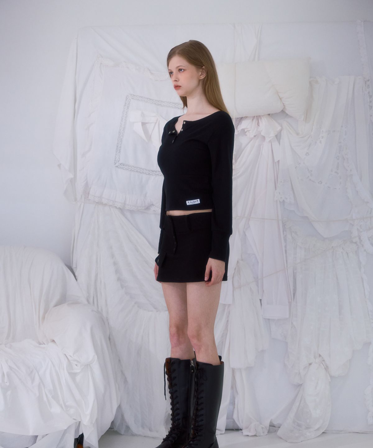 로제프란츠(ROSEFRANTZ) Eyelet Henley-neck Long Sleeve [Black]