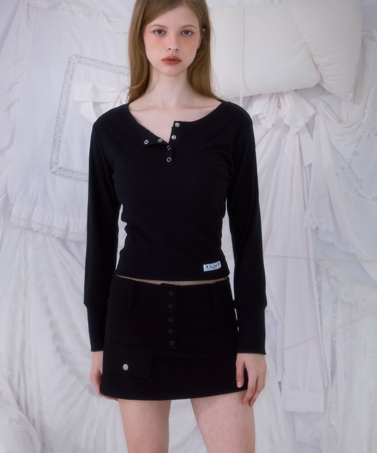 로제프란츠(ROSEFRANTZ) Eyelet Henley-neck Long Sleeve [Black]