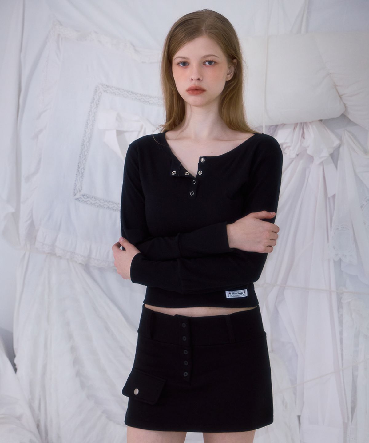 로제프란츠(ROSEFRANTZ) Eyelet Henley-neck Long Sleeve [Black]