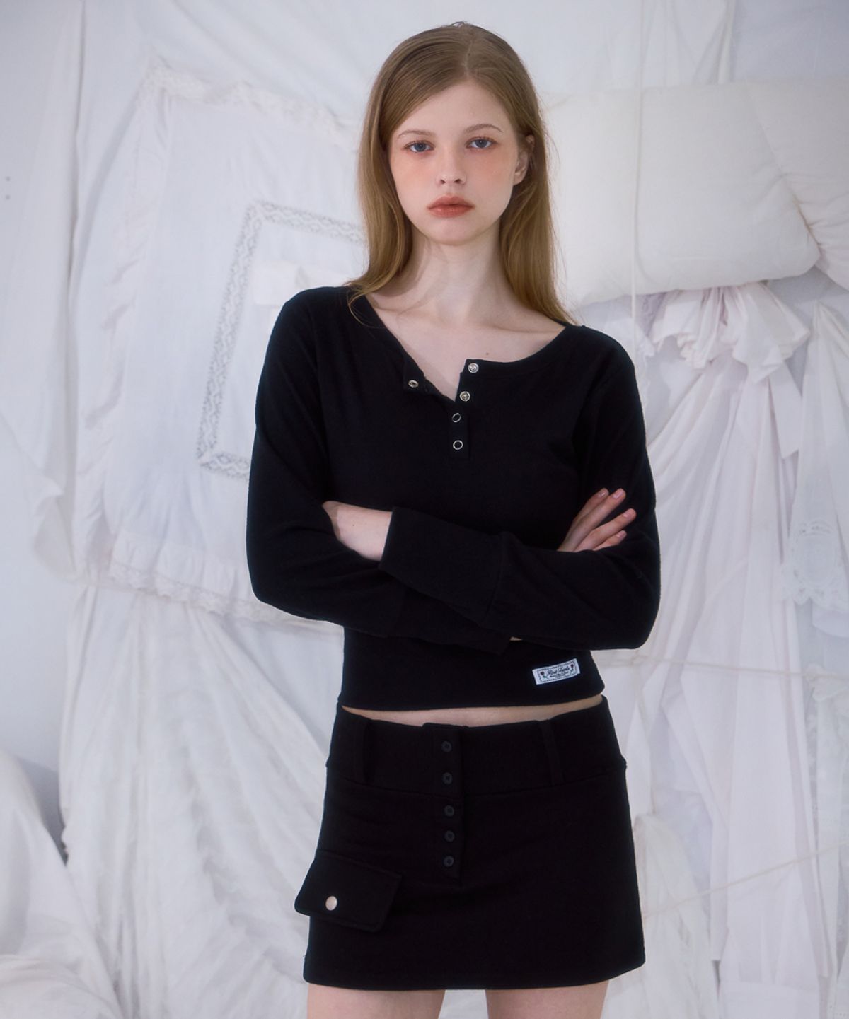 로제프란츠(ROSEFRANTZ) Eyelet Henley-neck Long Sleeve [Black]