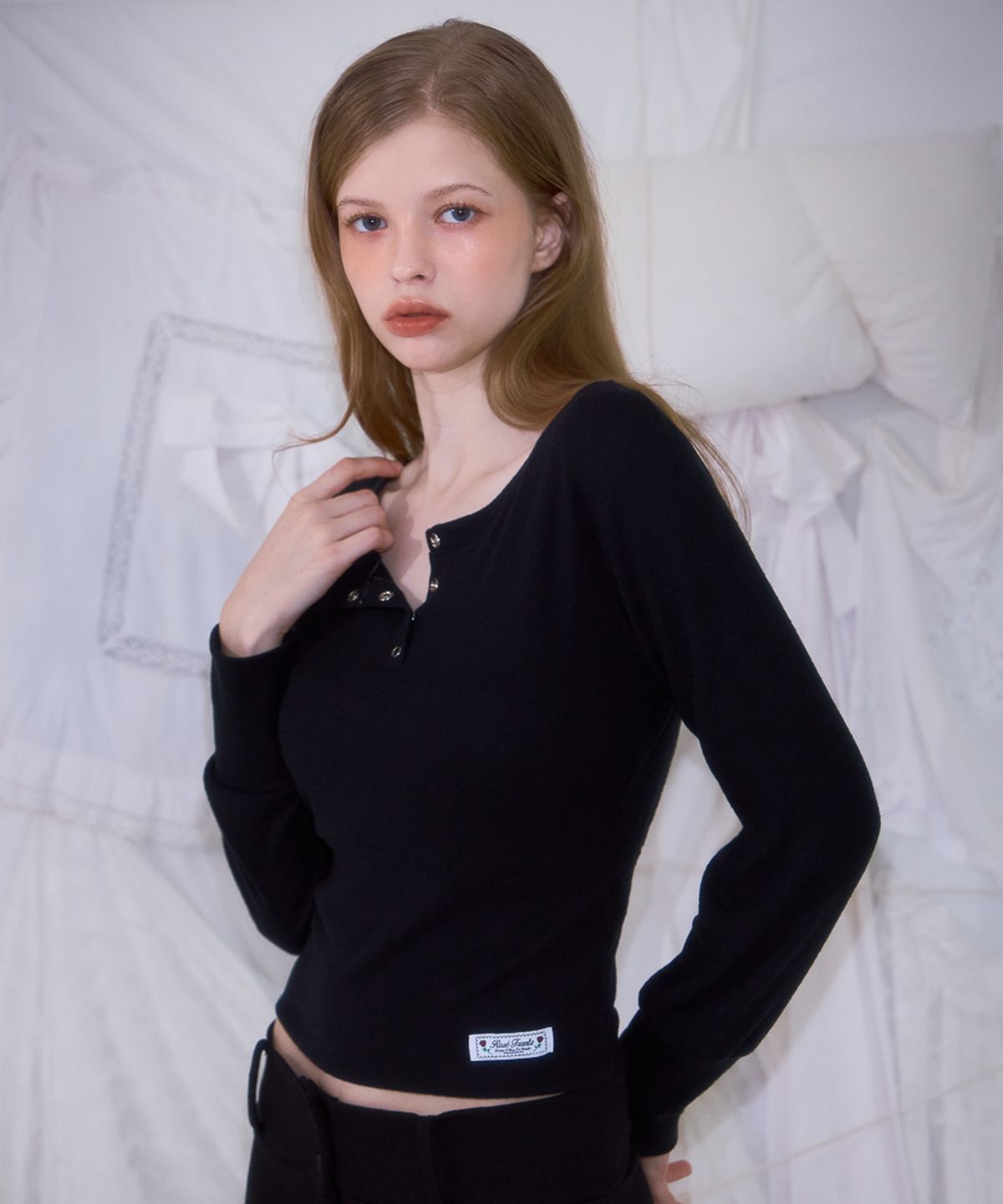 로제프란츠(ROSEFRANTZ) Eyelet Henley-neck Long Sleeve [Black]