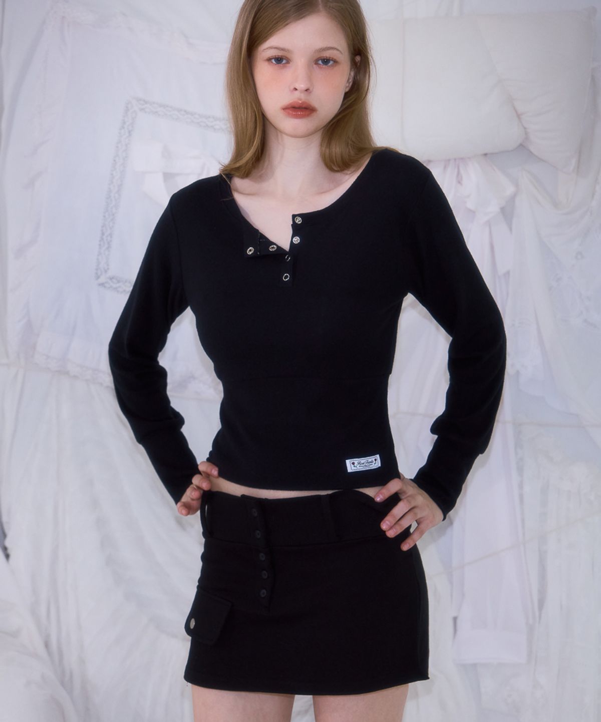 로제프란츠(ROSEFRANTZ) Eyelet Henley-neck Long Sleeve [Black]