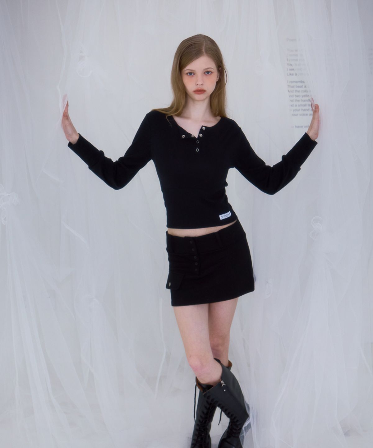 로제프란츠(ROSEFRANTZ) Eyelet Henley-neck Long Sleeve [Black]