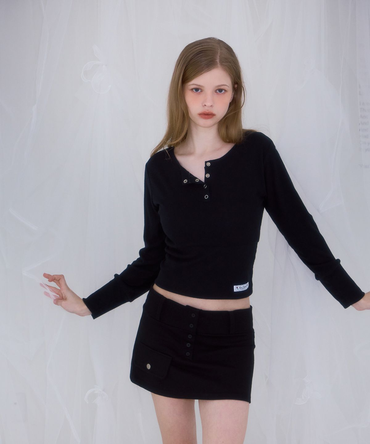 로제프란츠(ROSEFRANTZ) Eyelet Henley-neck Long Sleeve [Black]