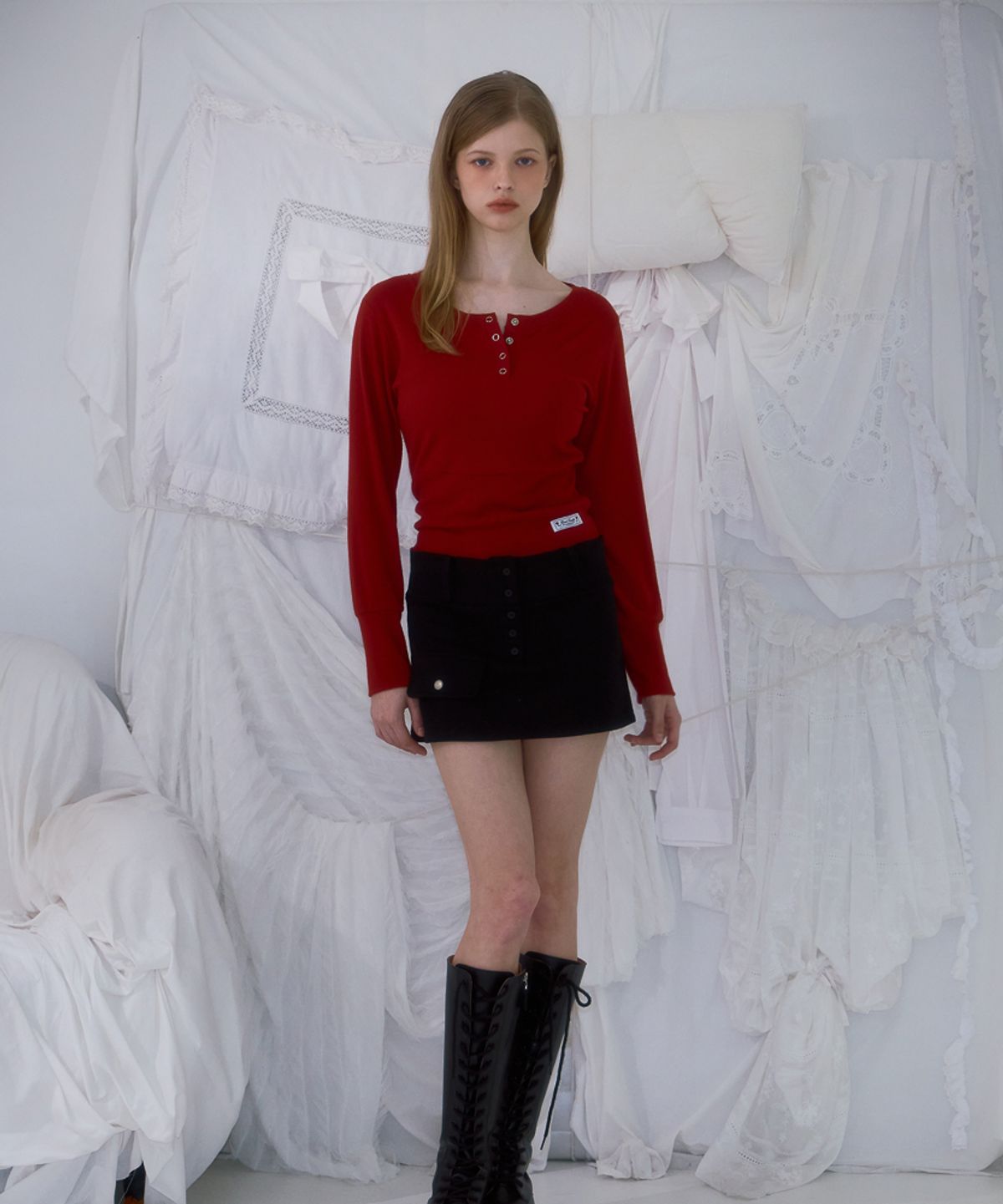 로제프란츠(ROSEFRANTZ) Eyelet Henley-neck Long Sleeve [Red]