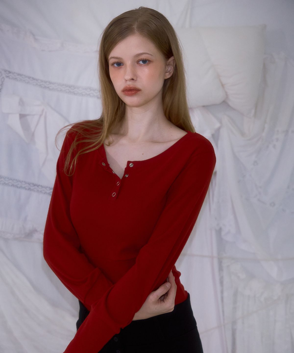 로제프란츠(ROSEFRANTZ) Eyelet Henley-neck Long Sleeve [Red]