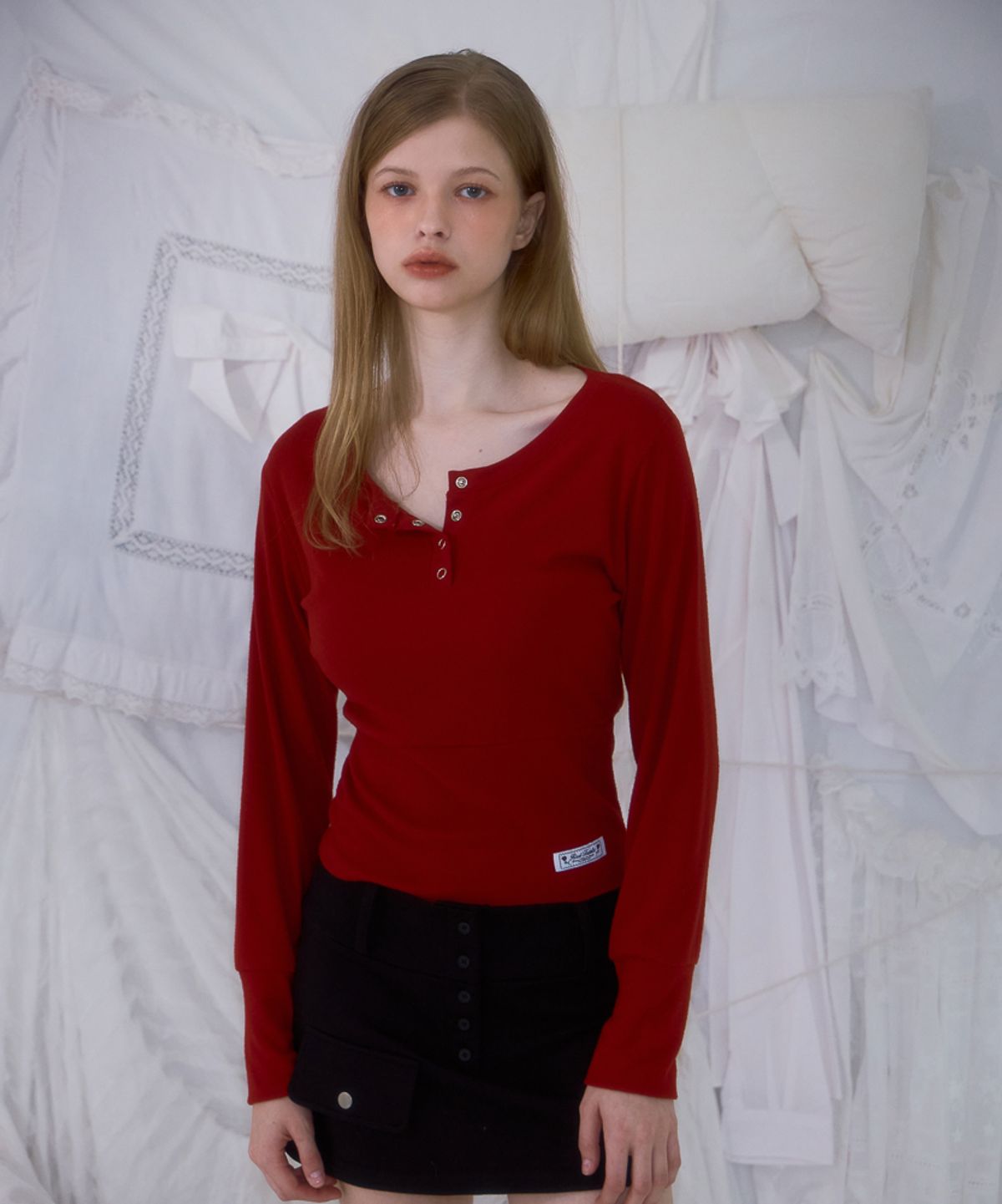 로제프란츠(ROSEFRANTZ) Eyelet Henley-neck Long Sleeve [Red]