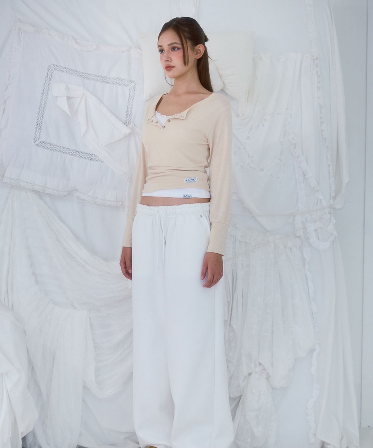 로제프란츠(ROSEFRANTZ) Eyelet Henley-neck Long Sleeve [Beige]