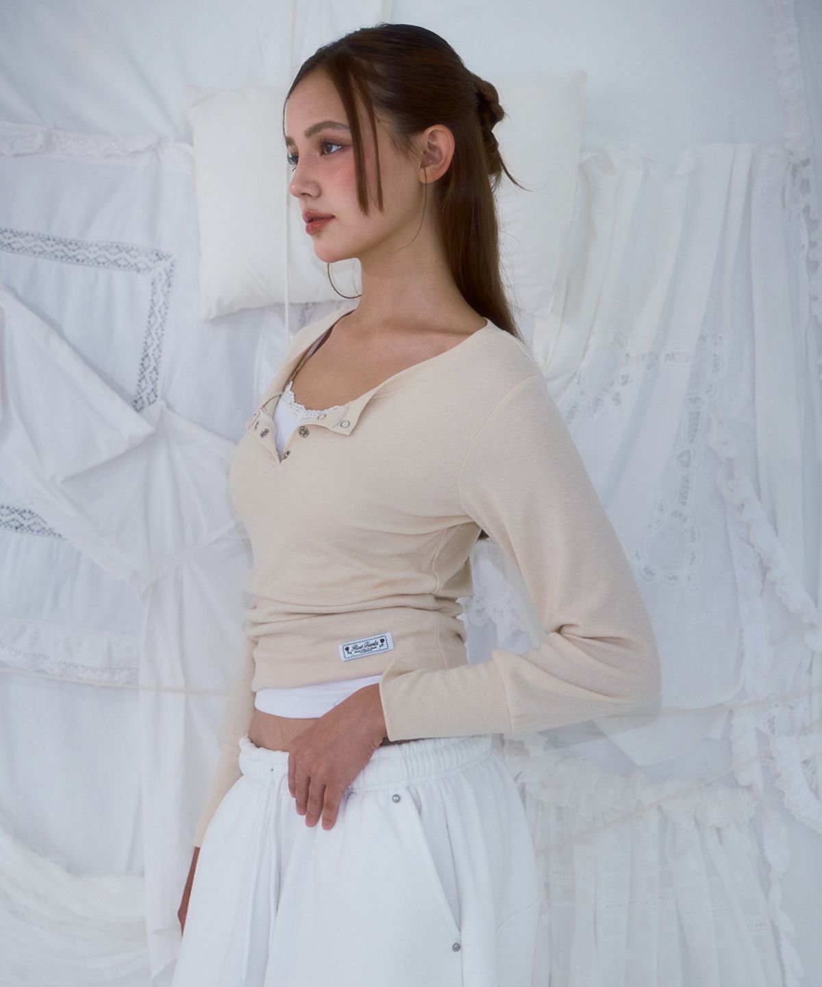 로제프란츠(ROSEFRANTZ) Eyelet Henley-neck Long Sleeve [Beige]