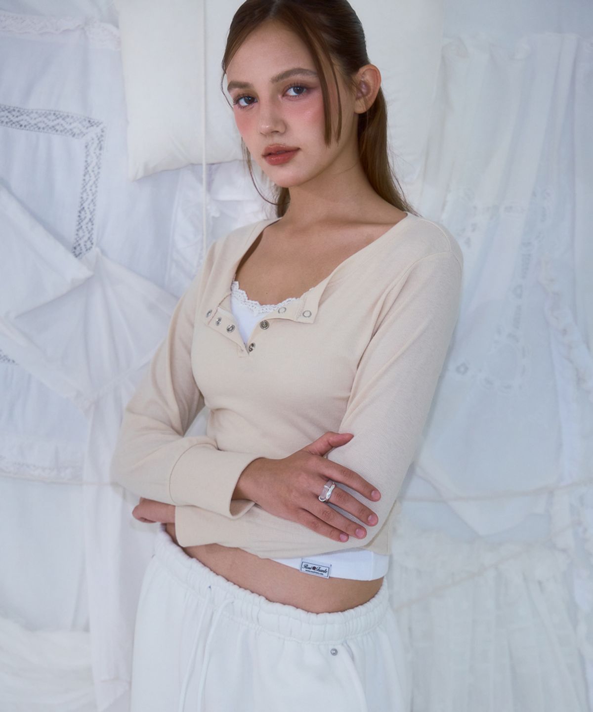 로제프란츠(ROSEFRANTZ) Eyelet Henley-neck Long Sleeve [Beige]
