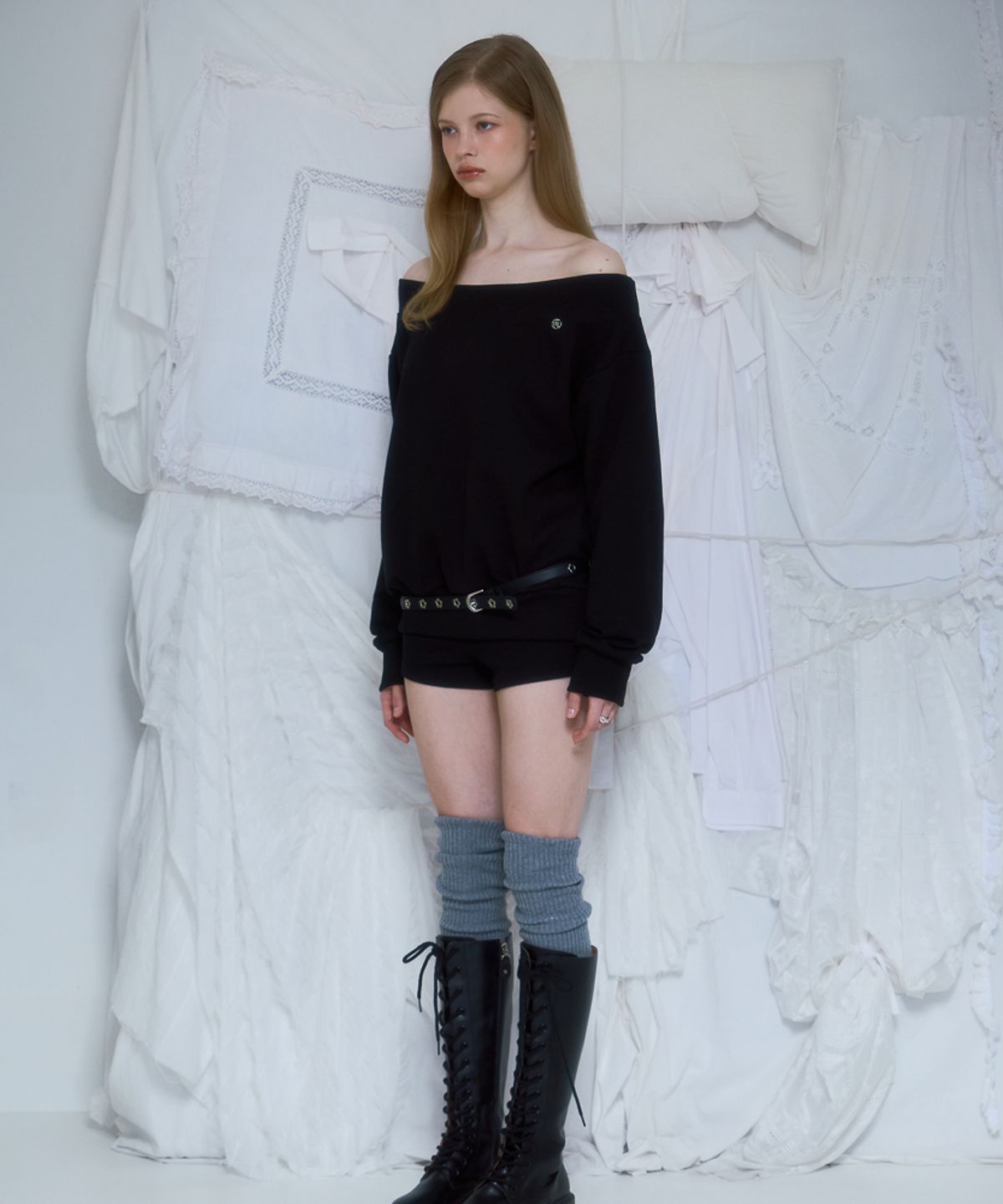 로제프란츠(ROSEFRANTZ) Off Shoulder Sweatshirt [Black]