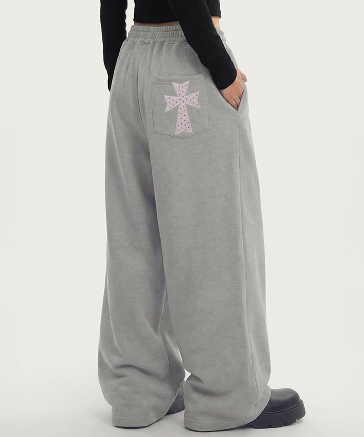 그레이버(GRAVER) [UNISEX]DOT CROSS 로고 자수 트레이닝 와이드 팬츠_2color