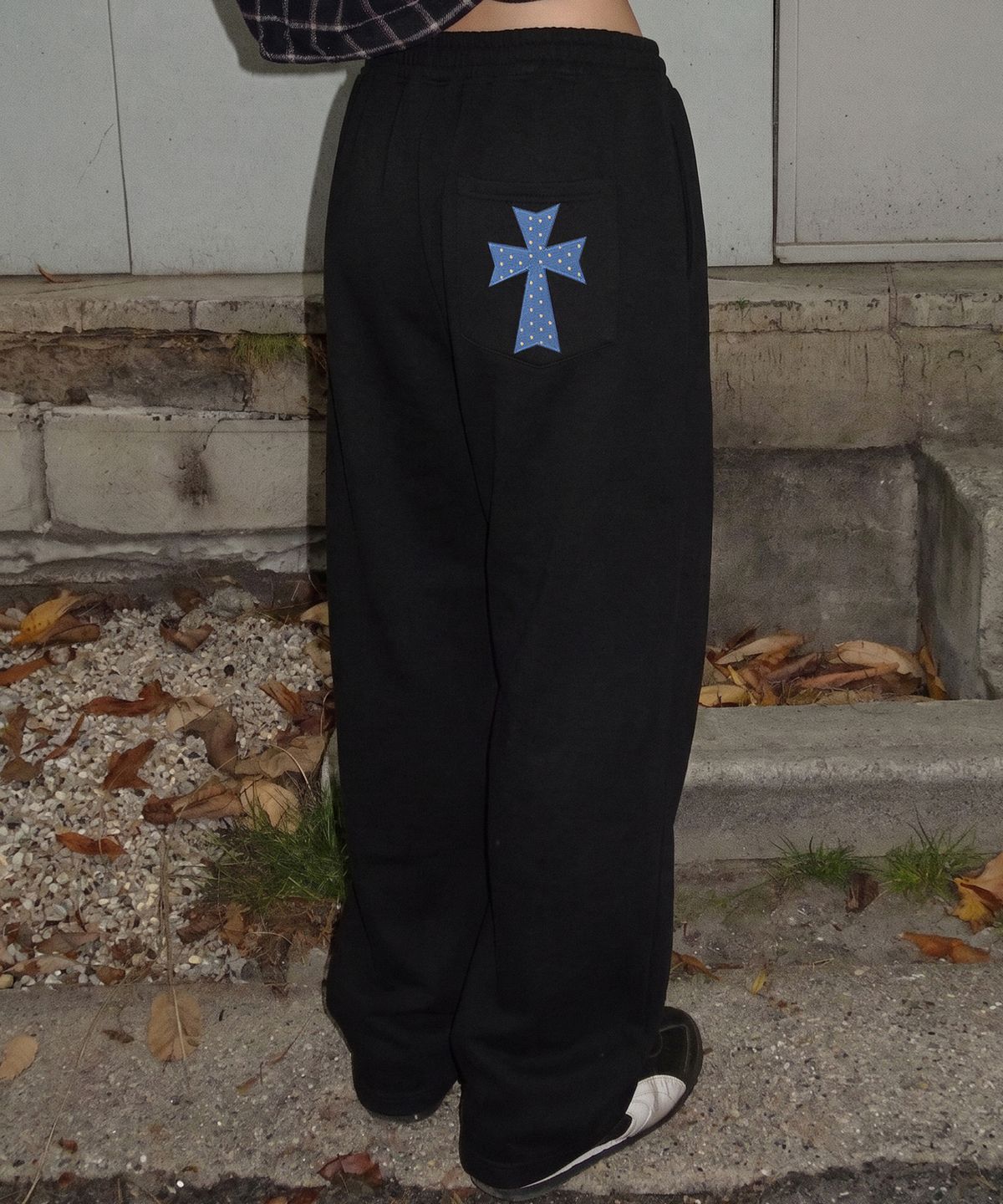 그레이버(GRAVER) [UNISEX]DOT CROSS 로고 자수 트레이닝 와이드 팬츠_2color