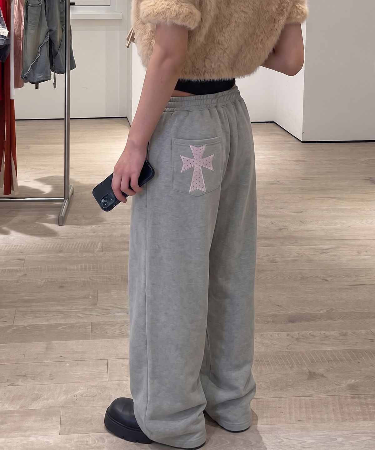 그레이버(GRAVER) [UNISEX]DOT CROSS 로고 자수 트레이닝 와이드 팬츠_2color