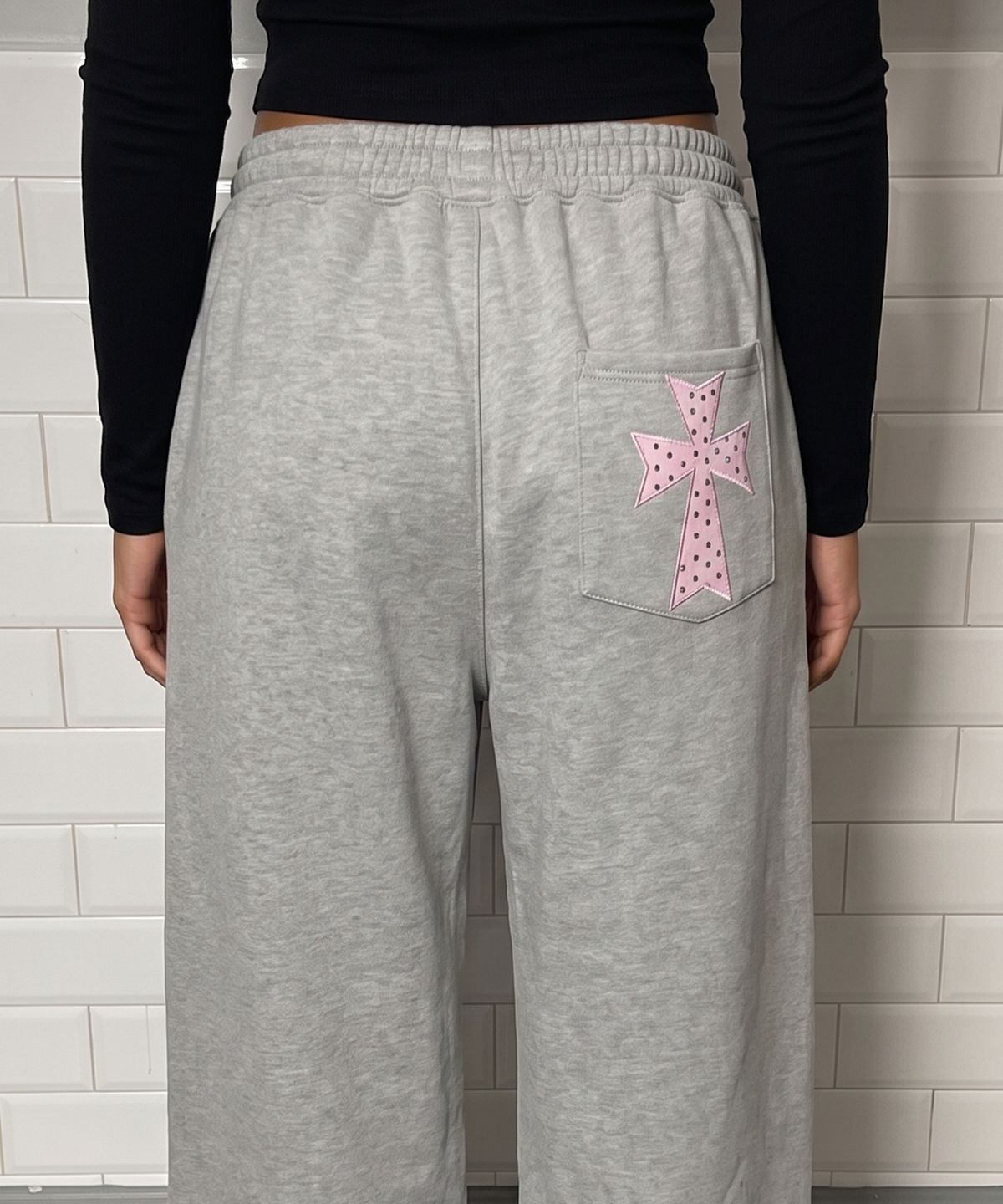 그레이버(GRAVER) [UNISEX]DOT CROSS 로고 자수 트레이닝 와이드 팬츠_2color