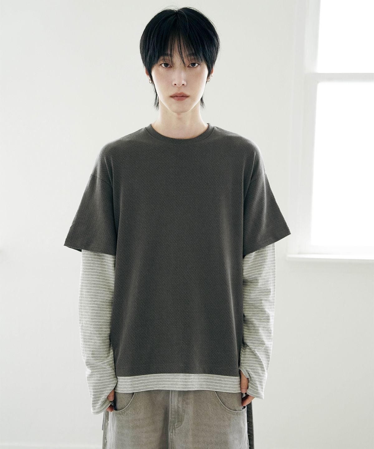 밈더워드로브(MIMTHEWARDROBE) 스트라이프 레이어드 롱슬리브_차콜