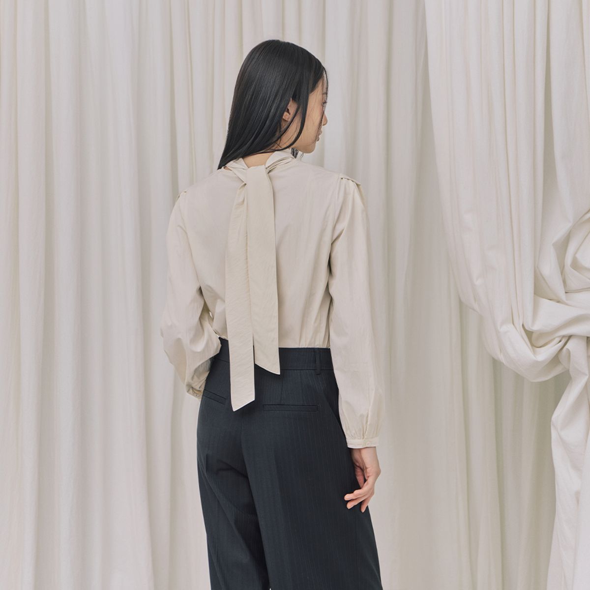 랩(LAP) 긴팔 퍼프 뒷리본 블라우스 AR3WB868