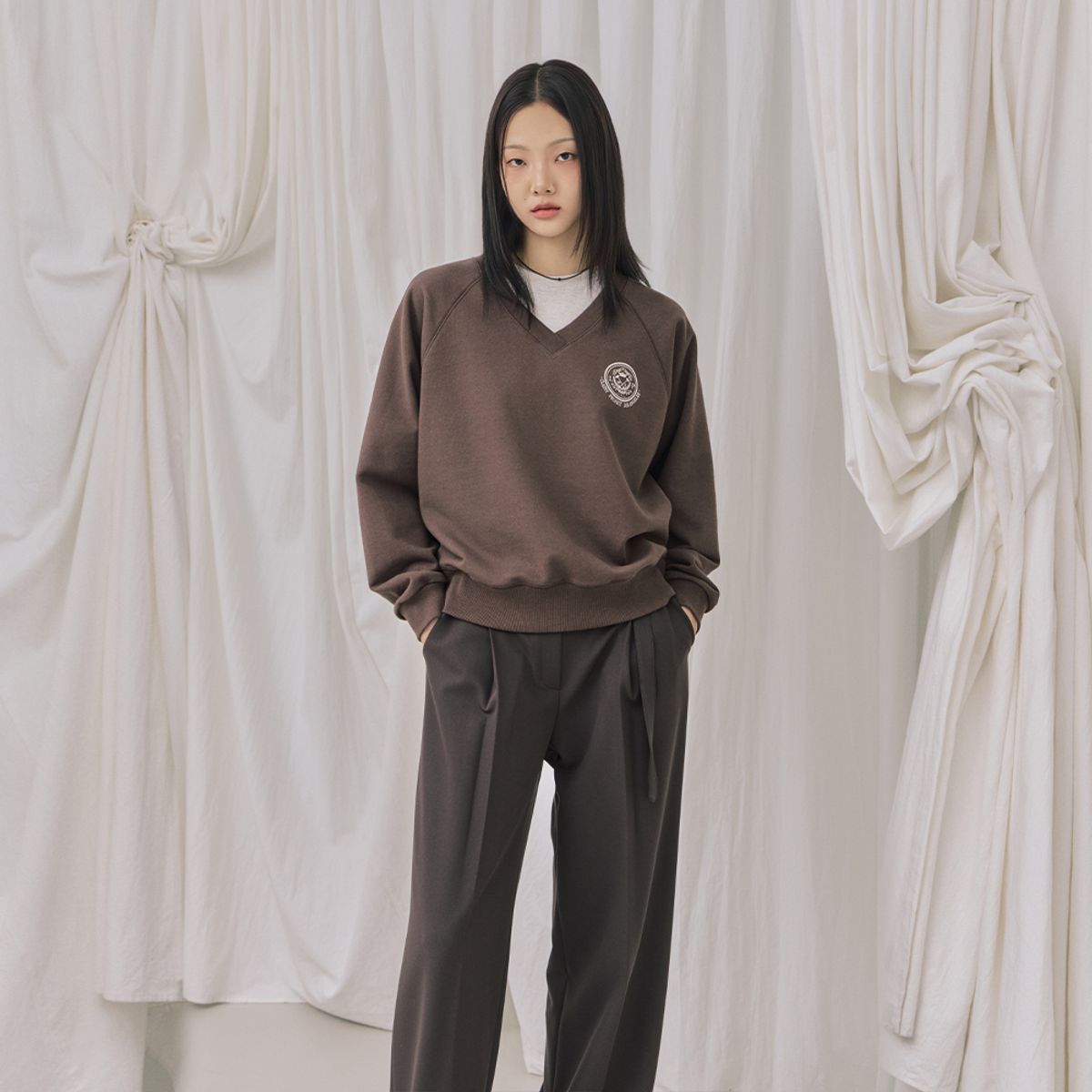 랩(LAP) 심볼 로고 브이넥맨투맨 AR3CT863