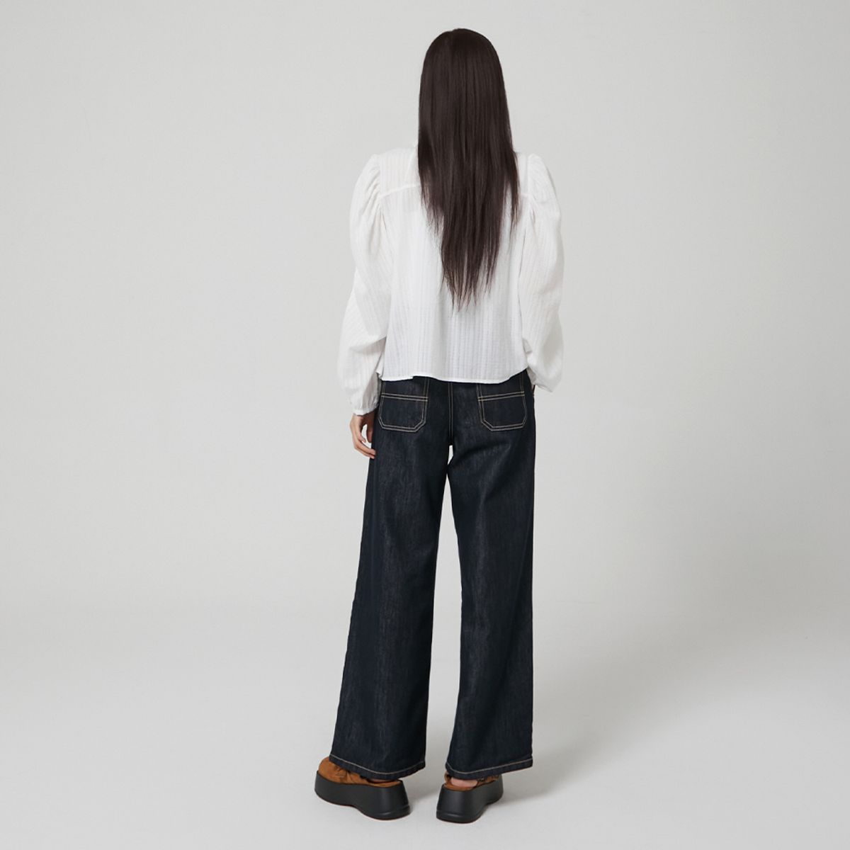랩(LAP) 브이넥 프릴 블라우스 AR3WB865