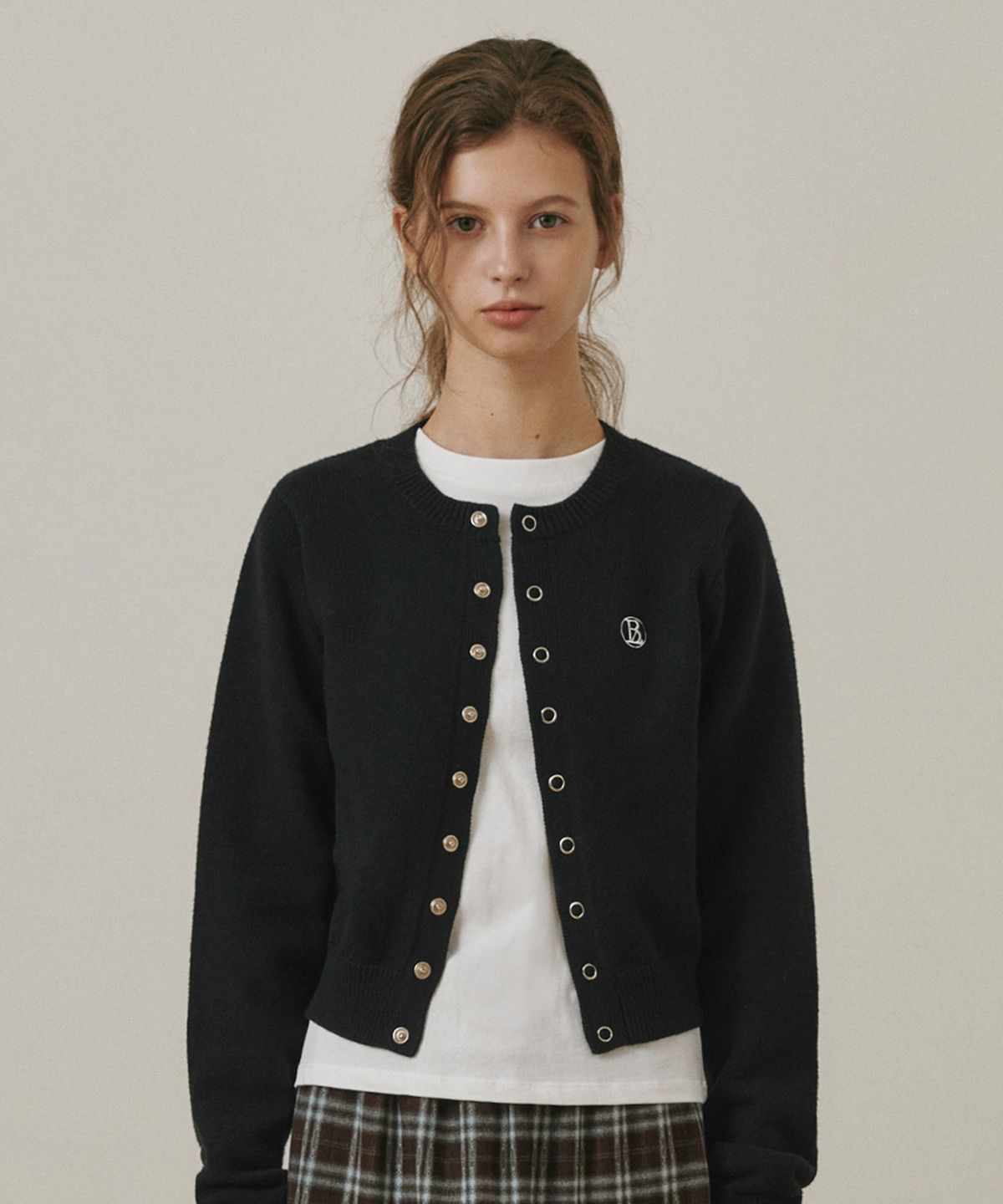 벨로엘(BELLOL) Point button logo cardigan BLACK