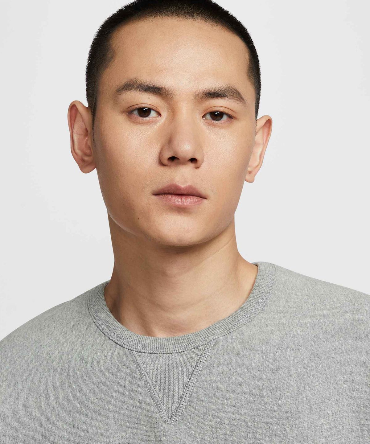 나이키(NIKE) 솔로 스우시 플리스 크루 M - 다크 그레이 헤더:화이트 / HV1087-063