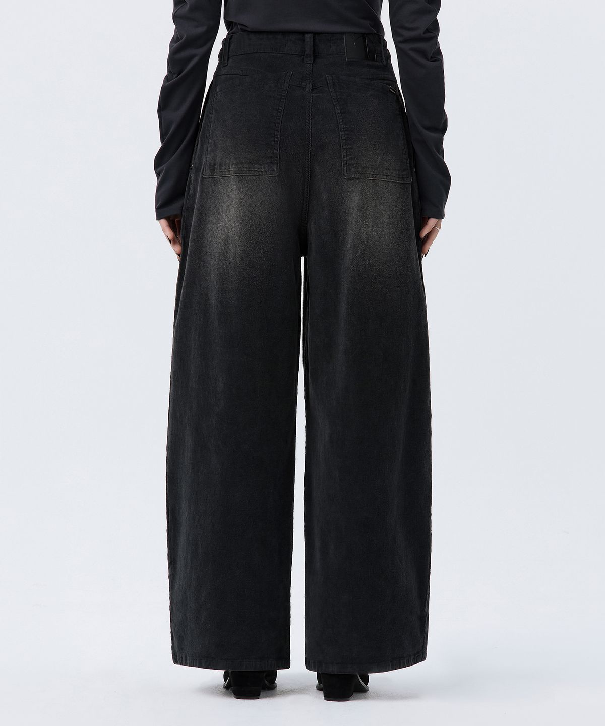 트리밍버드(TREEMINGBIRD) Corduroy Balloon Pants [ Black ]