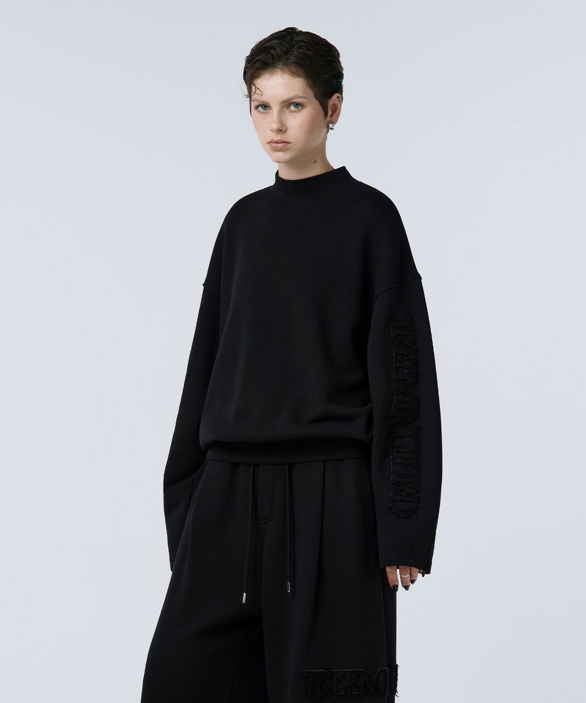 트리밍버드(TREEMINGBIRD) Cut-out Patch Mock Neck Sweatshirt [ Black ]