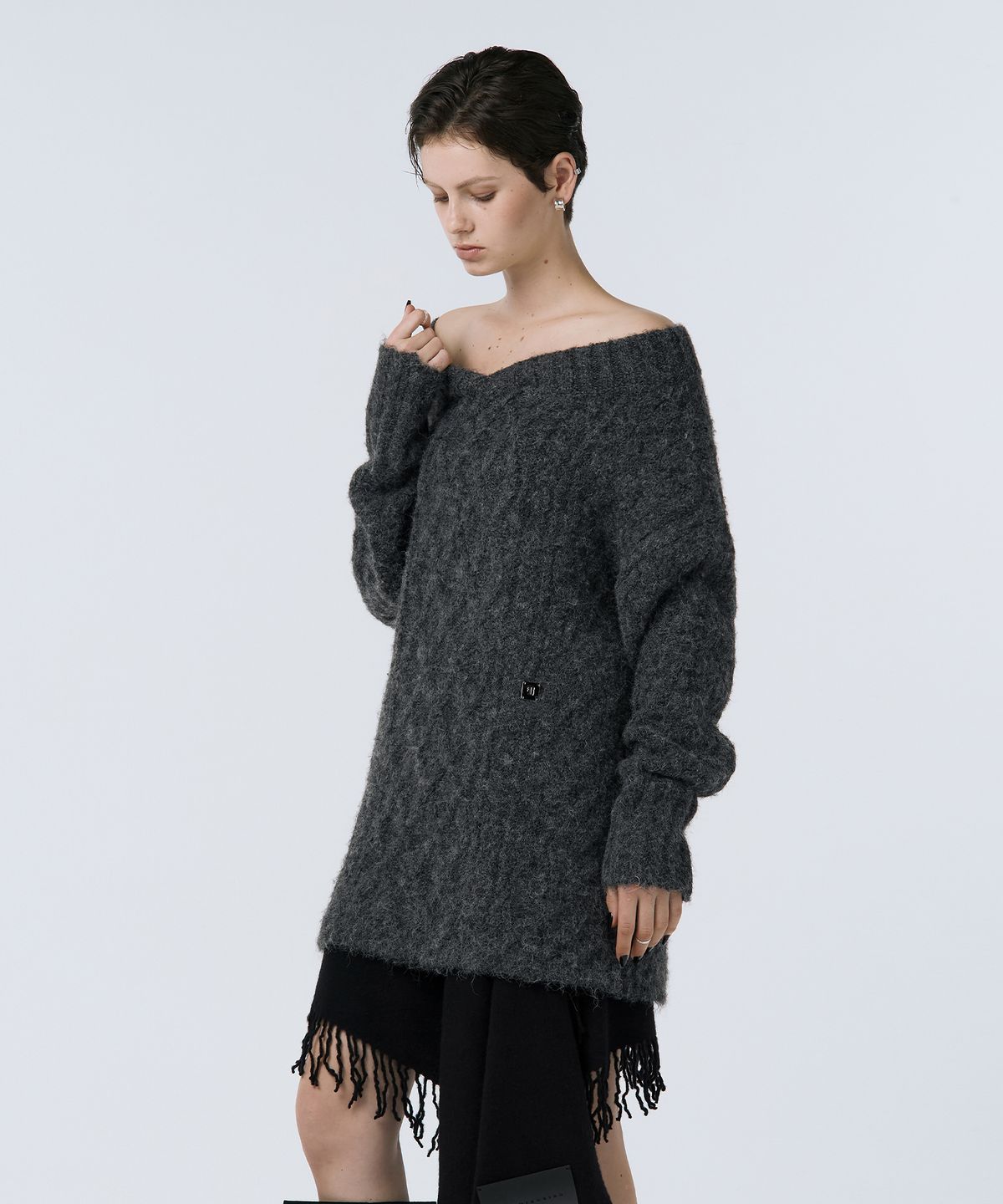 트리밍버드(TREEMINGBIRD) Oversized Off-Shoulder Knit [ Charcoal ]