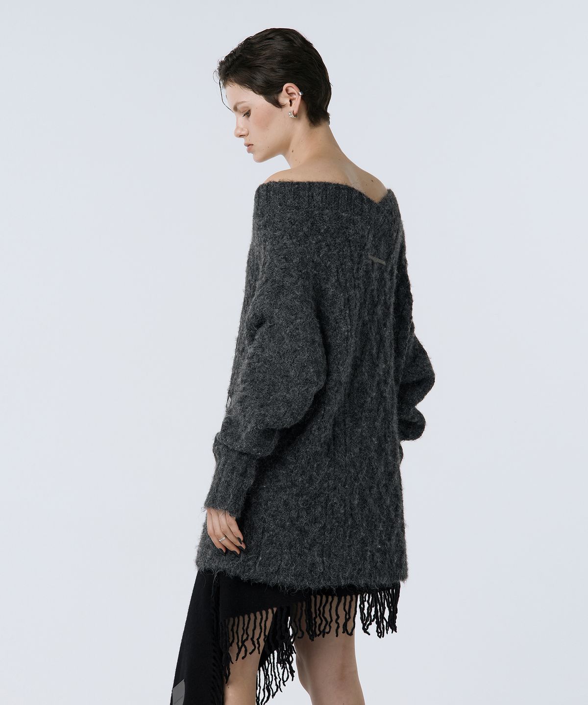 트리밍버드(TREEMINGBIRD) Oversized Off-Shoulder Knit [ Charcoal ]